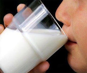   مصر اليوم - الحليب الخالي من الدسم لا يساعد في مكافحة سمنة الأطفال