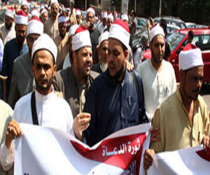   مصر اليوم - أئمة وخطباء مساجد يتظاهرون احتجاجًا على أخونة وزارة الأوقاف