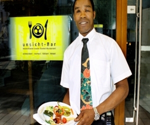 مصر اليوم - مطعم ألماني مديره ونادلوه من المكفوفين