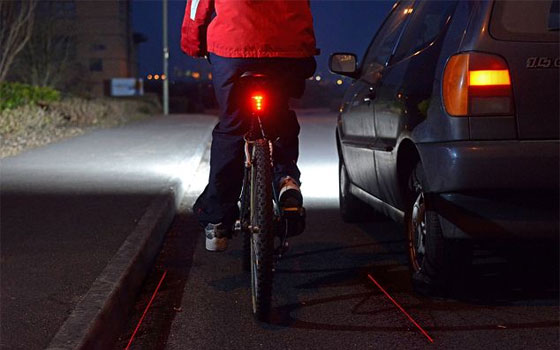   مصر اليوم - جهاز ليزر يقوم بتحديد الطريق ليلاً لهواة ركوب الدراجات
