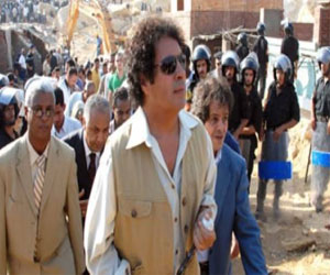   مصر اليوم - أنصار قذاف الدم يتظاهرون أمام مكتب النائب العام