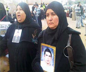   مصر اليوم - ثوار الإسكندرية يشاركون والدات الشهداء الاحتفال بعيد الأم