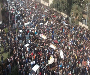   مصر اليوم - الآلاف يشيعون جثمان قتيل الدقهلية في أحداث بورسعيد