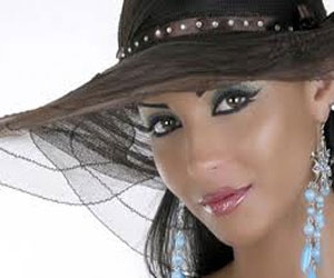   مصر اليوم - دوللي شاهين تهدي أمها ربنا يخليكي ليا 