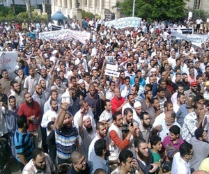   مصر اليوم - توافد العشرات من أنصار جماعة الاخوان المسلمين على مقر الارشاد