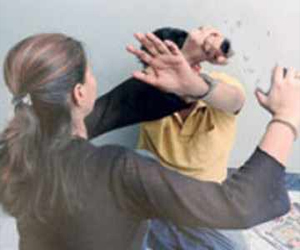   مصر اليوم - حاول تقبيلها بالقوة فقطعت لسانه بأسنانها