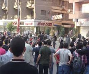   مصر اليوم - محتجون يحاولون اقتحام الحرية والعدالة في الدقهلية