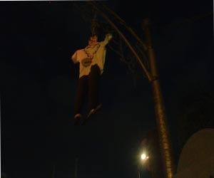   مصر اليوم - العشرات يتظاهرون في المنصورة ويطالبون بإعدام الرئيس