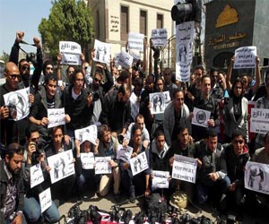   مصر اليوم - صدامات أمام مقر الإخوان في المقطم