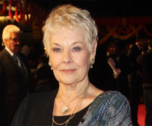 مصر اليوم - الممثلة البريطانية جودي دنش تستخدم اقراصًا للذاكرة