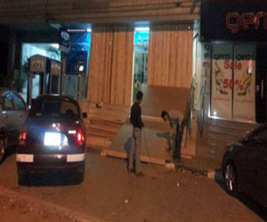   مصر اليوم - أصحاب محال المقطم يغلقون المحلات بالخشب خوفًا من جمعة الكرامة