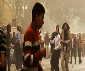   مصر اليوم - متظاهرون يحاصرون عقارًا به مسلحون وقوات الأمن تطلق قنابل الغاز