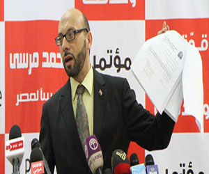   مصر اليوم - مدير مكتب الرئيس يدلي بصوته في انتخابات الصيادلة