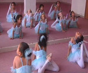  مصر اليوم - مدرسة في صنعاء لتعليم الأطفال رقص الباليه