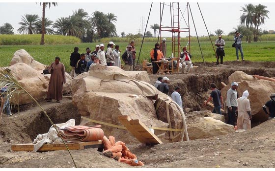   مصر اليوم - إعادة تنصيب تمثالي الفرعون أمنحتب الثالث