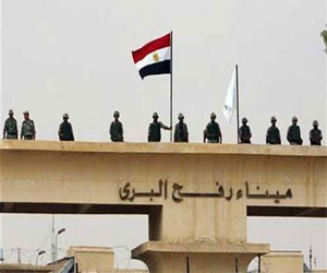   مصر اليوم - السلطات المصرية تمنع الأرضي من العبور إلى غزة عبر رفح