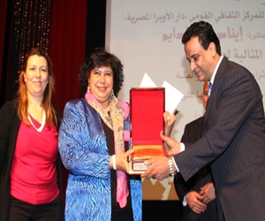   مصر اليوم - إيناس عبدالدايم تنال جائزة الأم المثالية في دار الأوبرا