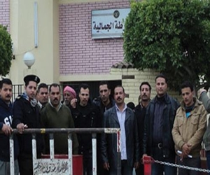   مصر اليوم - اعتصام أهالي متظاهرين بعد تأخر الإفراج عنهم في قسم العطارين في الإسكندرية