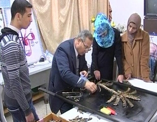 مصر اليوم - سوري يحوّل بقايا الصواريخ إلى قطع فنية