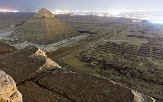   مصر اليوم - سائح روسي يتسلق الهرم الأكبر في مصر سرًا ليلتقط أروع الصور له