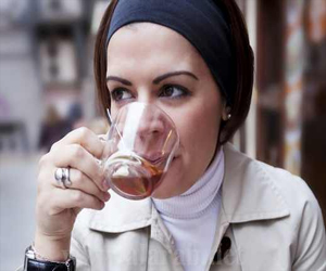   مصر اليوم - شرب الشاي والقهوة قد يحدان من وقوع حوادث الطرق