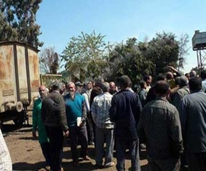   مصر اليوم - أهالي دسوق يقطعون السكة الحديد اعتراضًا على صدم قطار لفتاتين