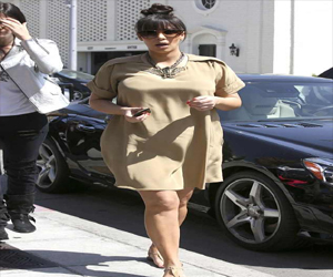 مصر اليوم - كيم كارداشيان ترتدي ثوبًا فضفاضًا وصندلًا مسطحًا