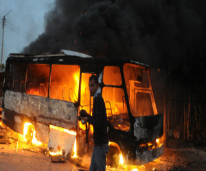   مصر اليوم - علاء عبد الفتاح وأحمد دومه ضمن قائمة مطلوبين في أحداث مقار الإخوان