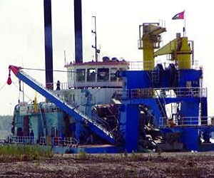 مصر اليوم - ضبط جرافة بحرية على الساحل الليبي معدّة لتهريب الوقود إلى مالطا