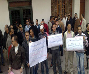 مصر اليوم - اعتصام موظفي بتروتريد في السويس للمطالبة بصرف البدلات