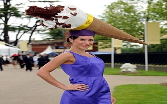   مصر اليوم - فساتين وقبعات السيدات خلال سباقات رويال أسكوت للخيول تثير الجدل