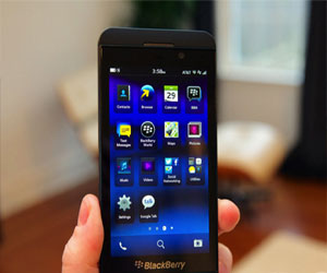 مصر اليوم - غالاكسي إس 4 يبطئ مبيعات بلاك بيري زد 10