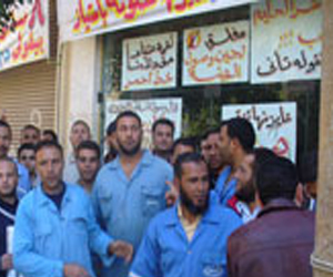 مصر اليوم - المئات يغلقون أبواب مصنع الكربون في الإسكندرية احتجاجًا على عمله