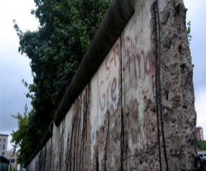   مصر اليوم - بدء إزالة جزء من بقايا سور برلين