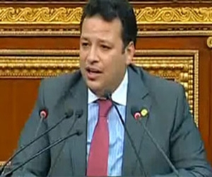   مصر اليوم - عزام: أخشى ترحيب الثوريين بعودة مبارك بعد فرحتهم بعودة نائبه