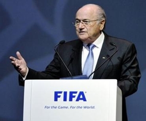   مصر اليوم - بلاتر يشيد باستعدادات الإمارات لاستضافة كأس العالم للناشئين