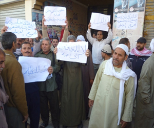مصر اليوم - العاملون في الأوقاف في الأقصر يتظاهرون لليوم الثاني