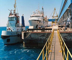 مصر اليوم - سائقو الشاحنات يفتحون ميناء سفاجا بعد غلقه مرتين