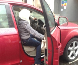   مصر اليوم - سعوديون يدفعون زوجاتهم لتعلم قيادة السيارة في بريطانيا