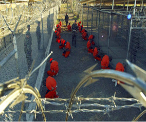   مصر اليوم - الصليب الاحمر يرسل طبيبًا الى سجن غوانتانامو بعد اضراب المعتقلين عن الطعام