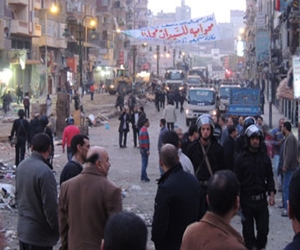   مصر اليوم - بائعون يتصدون لحملة أمنية لإزالة الإشغالات في الإسكندرية