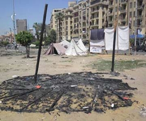  مصر اليوم - فتح ميدان التحرير أمام المرور وإشعال النيران في خيام المعتصمين