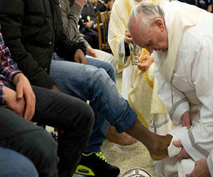   مصر اليوم - البابا فرنسيس يغسل أقدام 12 معتقلاً بينهم فتاتان