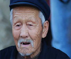   مصر اليوم - لعبة بلاستيكية في رئة صيني لـ25 عامًا