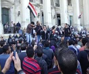   مصر اليوم - تظاهرة لنشطاء الإسكندرية تضامنًا مع زملائهم المحتجزين