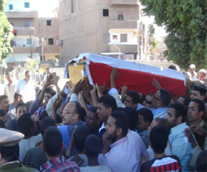   مصر اليوم - الأقصر: جنازة عسكرية لشهيد الشرطة في اشتباكات أسوان