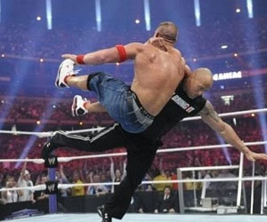   مصر اليوم - ذا روك يطرح جون سينا أرضًا في حضور الأساطير