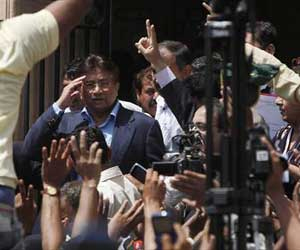   مصر اليوم - رشق رئيس باكستان السابق مشرف بالحذاء