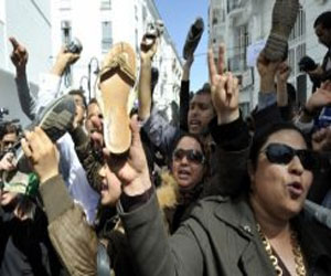   مصر اليوم - تظاهرة بالأحذية ضد وزيرة المرأة التونسية الجمعة