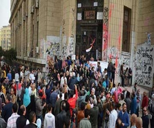   مصر اليوم - كفاية تغلق مكتب النائب العام بالجنازير تأكيدًا لعدم الاعتراف بشرعيته